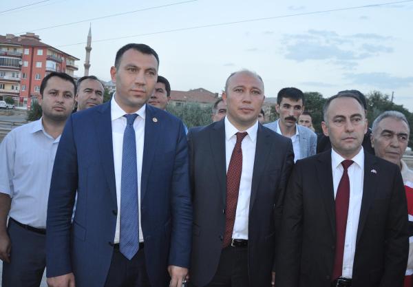 MHP’liler Doğu ve Güneydoğu illerine giden otobüsleri durdurup gül ve lokum dağıttı