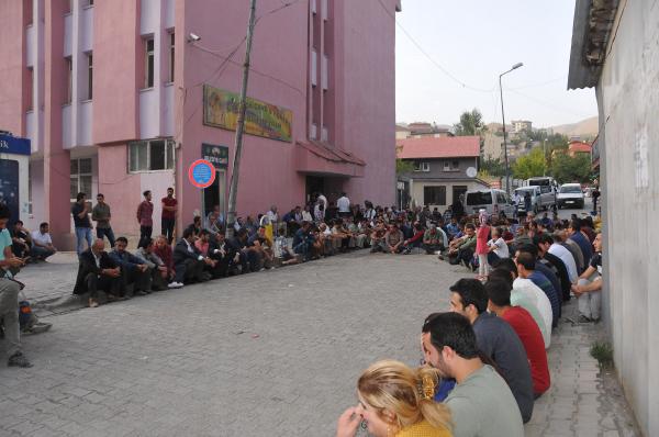 Hakkari'de, HDP'liler ve DBP'liler Cizre için oturma eylemi yaptı