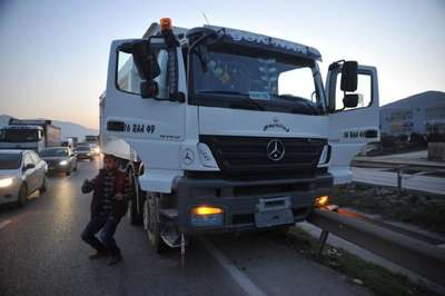 Kazada hurdaya dönen otomobilden 3 kişi yara almadan kurtuldu