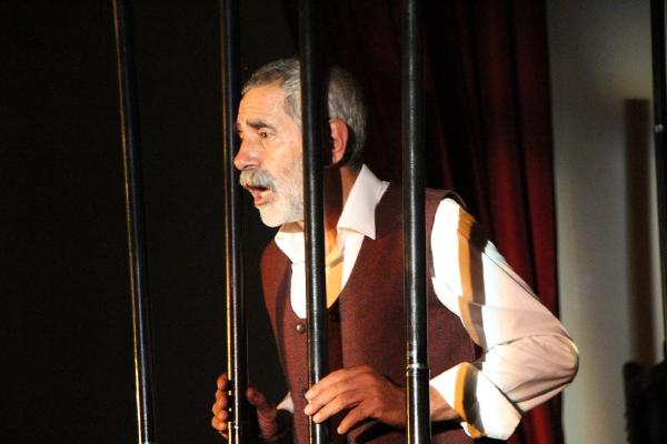 Oyuncu Tanülkü, anne ve babası cezaevinde  22 çocuğun eğitimini sağladı