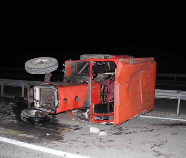 Otomobilin arkadan çarptığı traktörün sürücüsü öldü