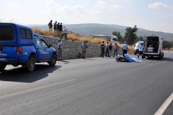 Kamyona arkadan çarpan motosikletli öldü