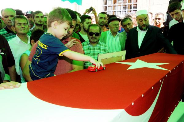 Fenerbahçe'den şehit polisin küçük yeğenine imzalı forma