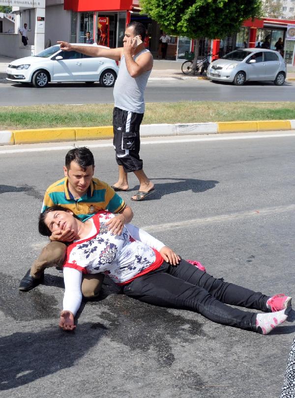 Yaralarını unutup eşine ve kızına yardım etti