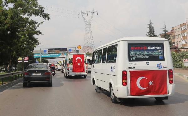 Şoförler minibüs konvoyu ile Şehit Yarbay Çelikcan'ın baba evine gitti
