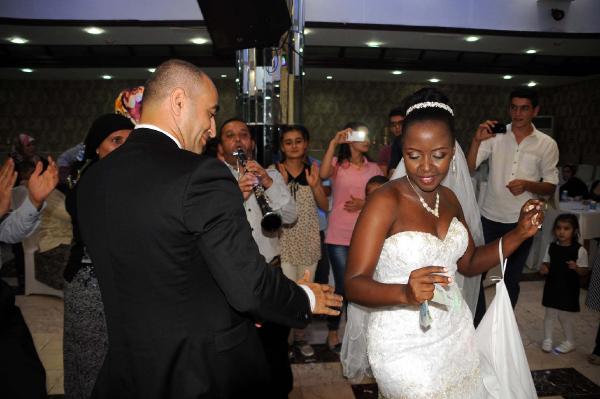 ABD'de tanışan Türk damat ile Burundili geline 3 ülkede düğün