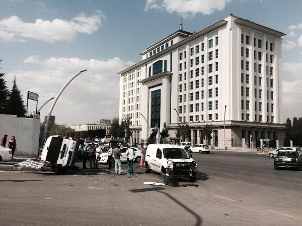 AK Parti Genel Merkezi önünde kaza 2 polis yaralı