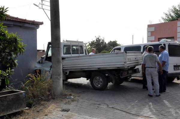 Direksiyon başında geri dönüp bakınca kamyonetiyle direğe sonra duvara çarptı