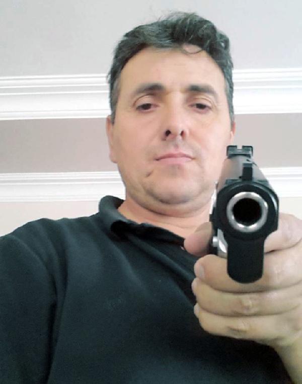Muhtar poz verdiği tabanca ile cinayet işledi