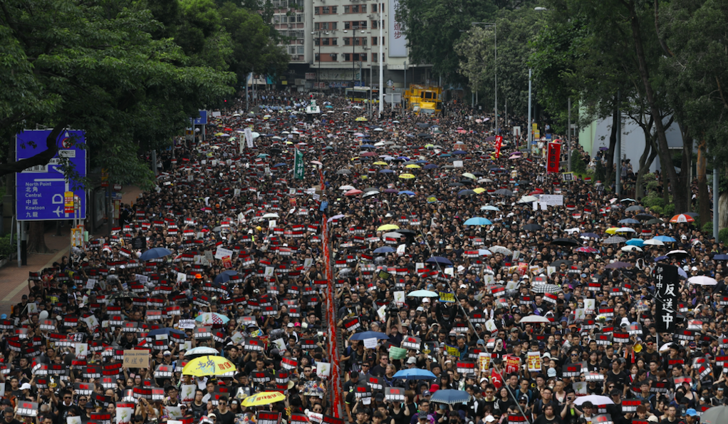 Hong Kong'da binlerce kişi yeniden sokaklarda