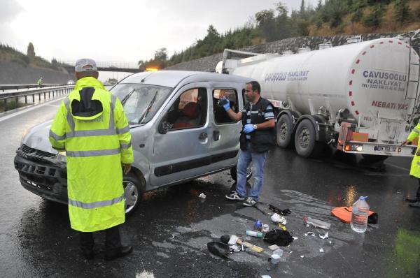 Emniyet şeridinden sollamak istediği tankere çarpıp takla attı: 1 ölü, 3 yaralı