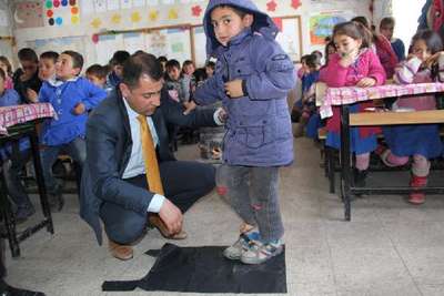 İran sınırındaki öğrencileri sevindiren yardım