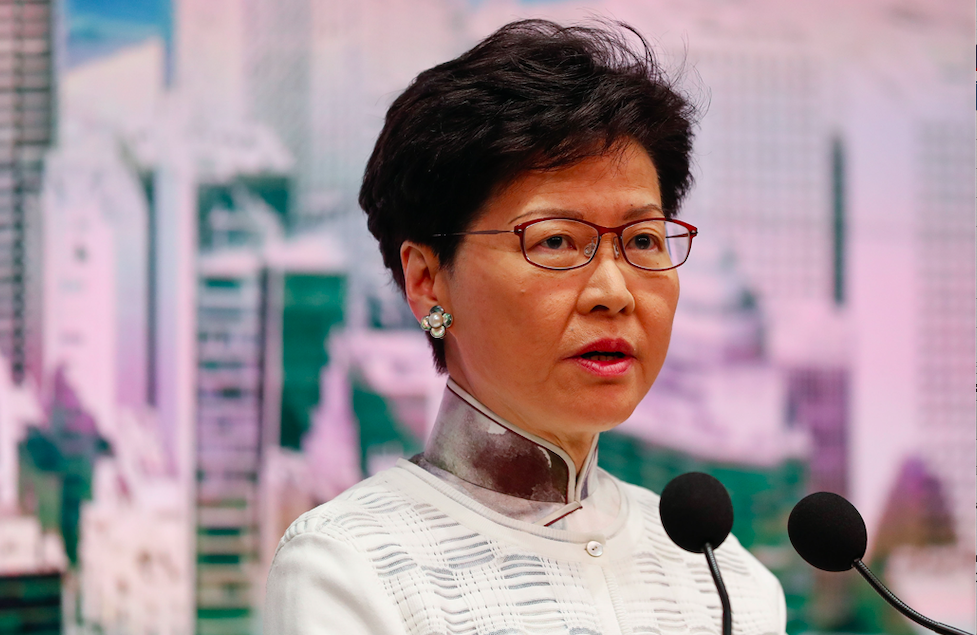 Hong Kong lideri halktan özür diledi