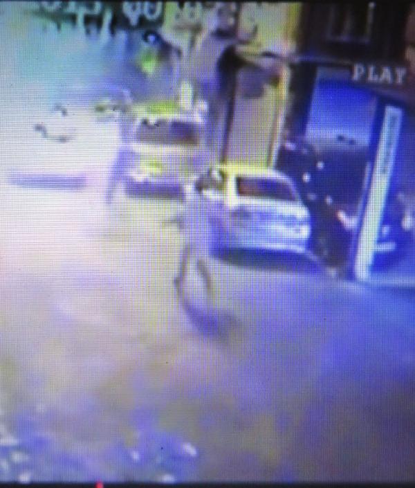 Kadın turiste cinsel tacizde bulunan darp eden 2 şüpheliden 1'i yakalandı