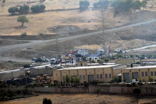 PKK, Şırnak'ta polis noktasına bomba yüklü araçla saldırdı: 2 şehit, 5 yaralı (2)