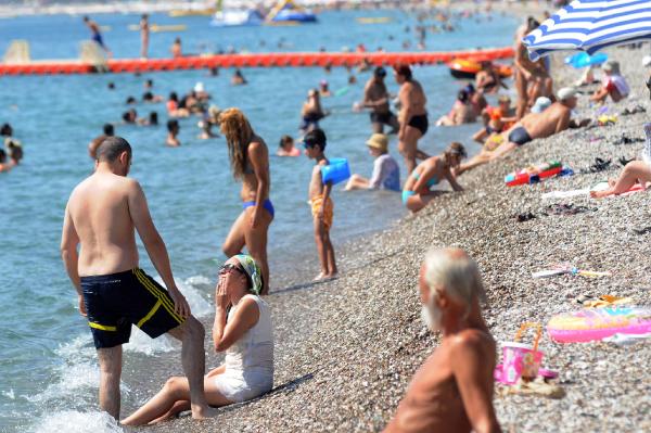 Rüzgara aldırmayıp soluğu denizde aldılar