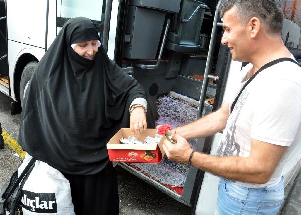 Doğu ve Güneydoğu’dan gelen otobüslere 'tatlı' karşılama