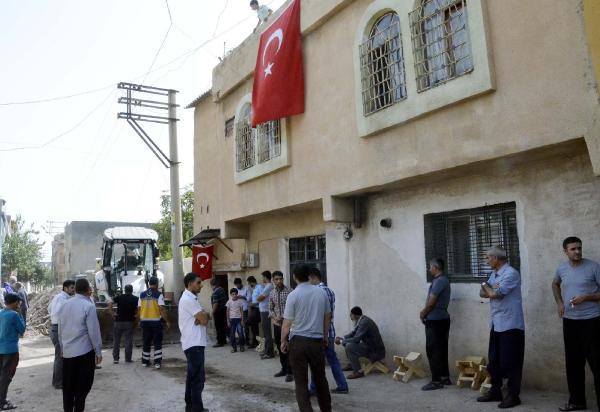 Şehit polisin Siverek'teki evine ateş düştü