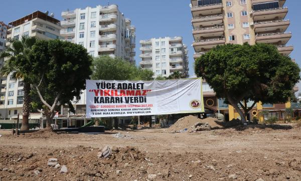 Belediye işyerini yıktıktan sonra, mahkeme 'yürütmeyi durdurma' kararı verdi
