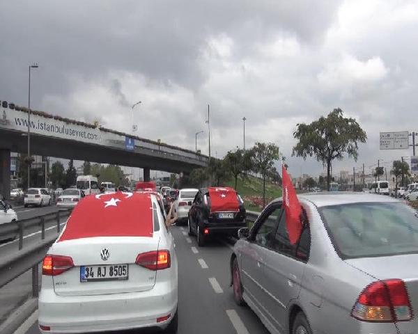 Şehitler için E5  karayolu üzerinde dua okudular