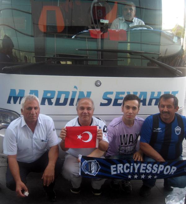 Erciyesspor taraftarları Doğu ve Güneydoğu’ya gidenlere lokum dağıttı