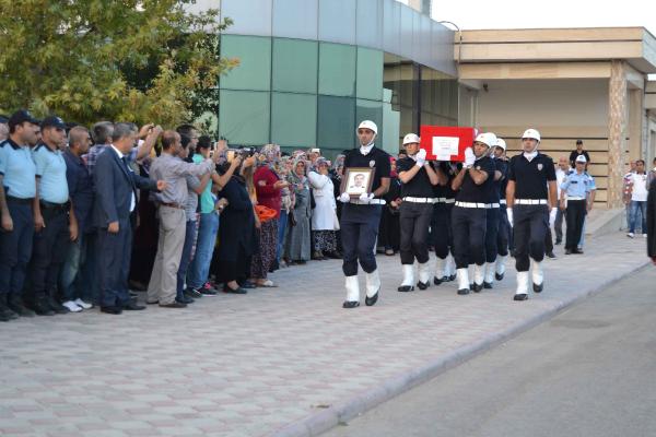 Şehit polis memleketinde toprağa verildi