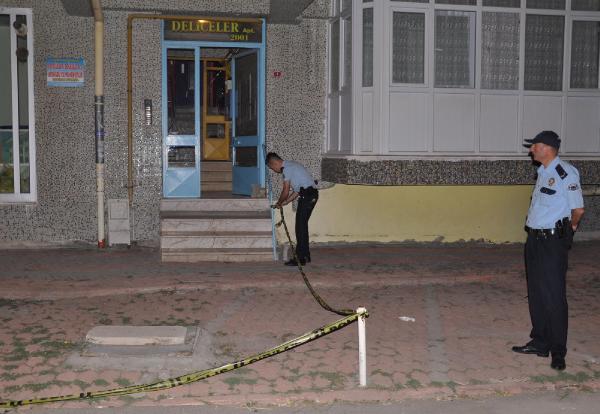 Amcasını kalbinden bıçaklayarak öldürdü