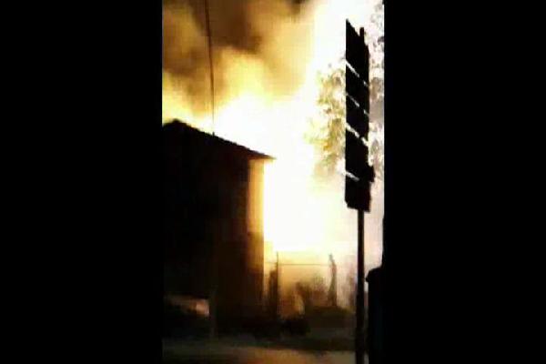 Elektrik trafosu bomba gibi patladı