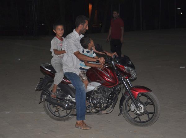 Motosiklette çocuklarla tehlikeli sürüş