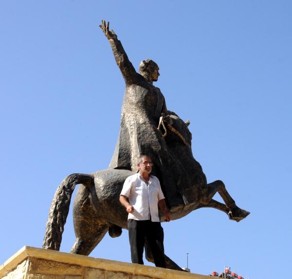Atatürk heykeline çıkıp, terörü protesto etti