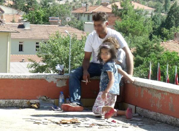 2 çocuğuyla çatıya çıktı