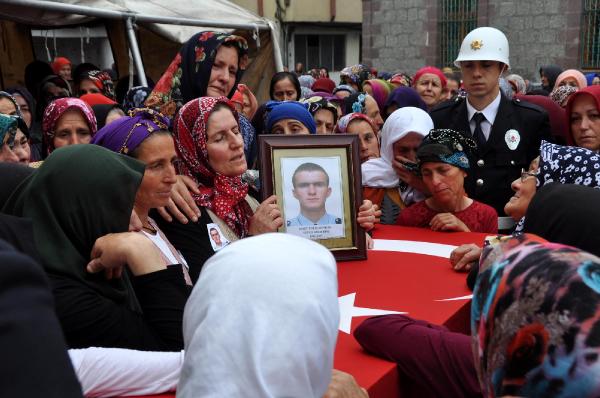 Şehit polis memuru Trabzon'da toprağa verildi