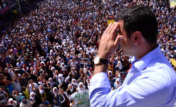 Demirtaş: Biz Kürt gençlerine asla savaşı, şiddeti önermiyoruz