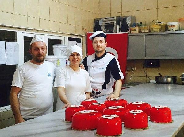 Türk bayraklı pasta ve tatlılara ilgi büyük
