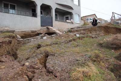 Suşehri'nde korkutan toprak kayması