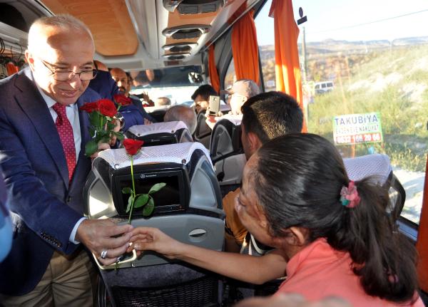 Kayserili esnaf, Van'a giden otobüsteki yolculara gül ve lokum dağıttı