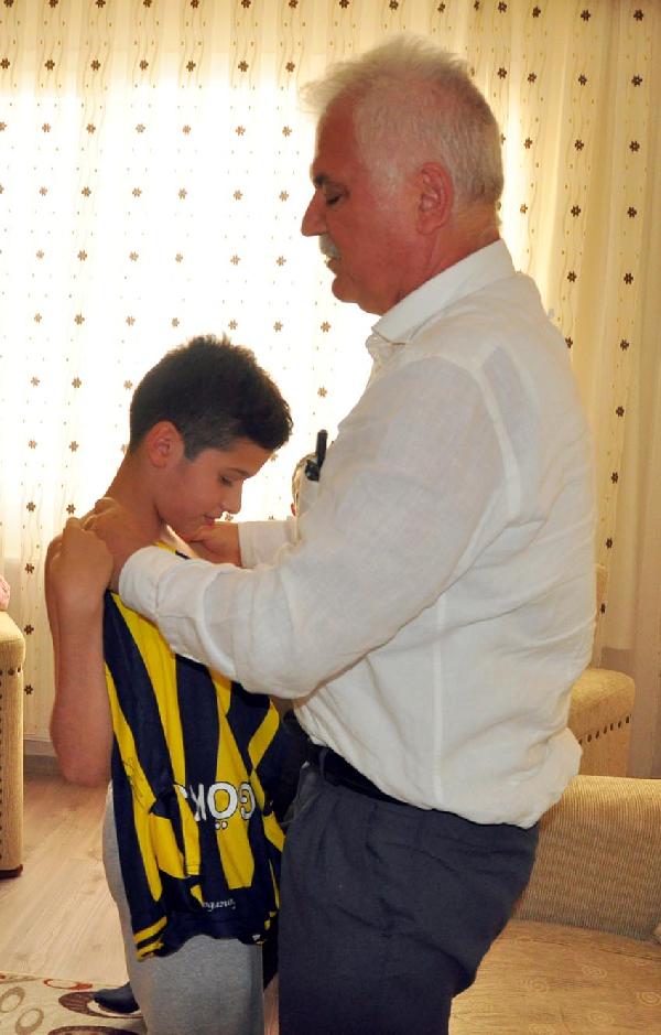 CHP'li Ağbaba, şehit çocuklarına imzalı Fenerbahçe forması gönderdi