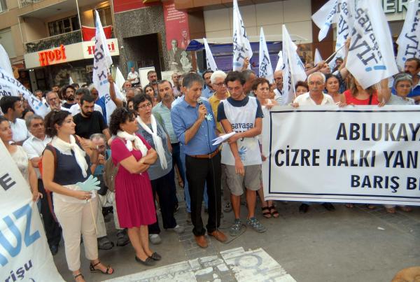 Cizre ve diğer ilçelerde uygulanan sokağa çıkma yasakları İzmir'de protesto edildi