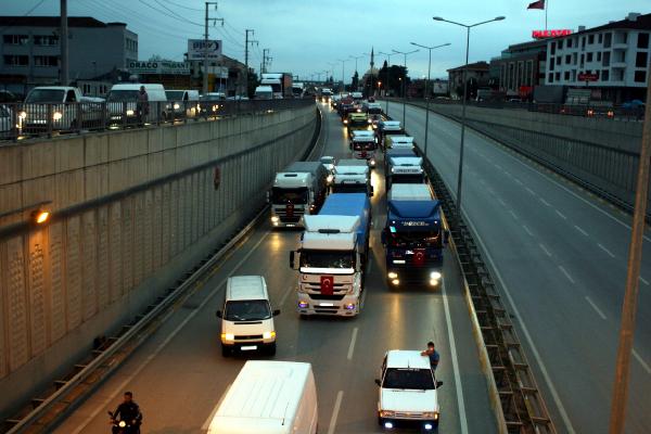 TIR'larla 'kardeşlik konvoyu' oluşturdular