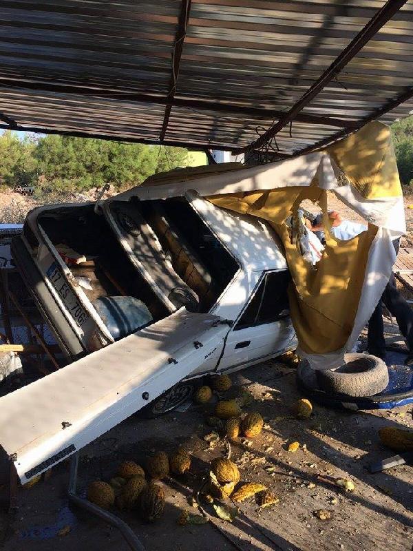 Otomobil kavun tezgahına çarptı: 1 yaralı