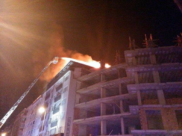 Apartman sakinleri çatı yangınını korku dolu gözlerle izledi