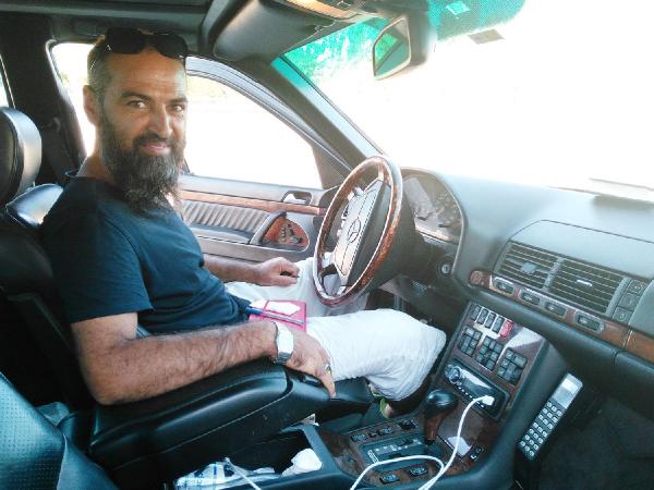 Özal'ın Mercedes'ine gözü gibi bakıyor