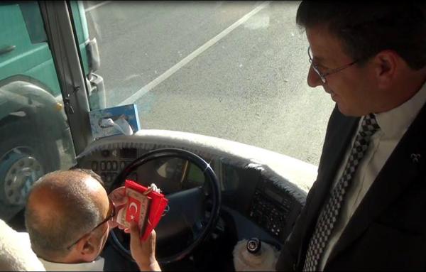 MHP'liler, şoförlere Kur'an ve bayrak, yolculara lokum verdi