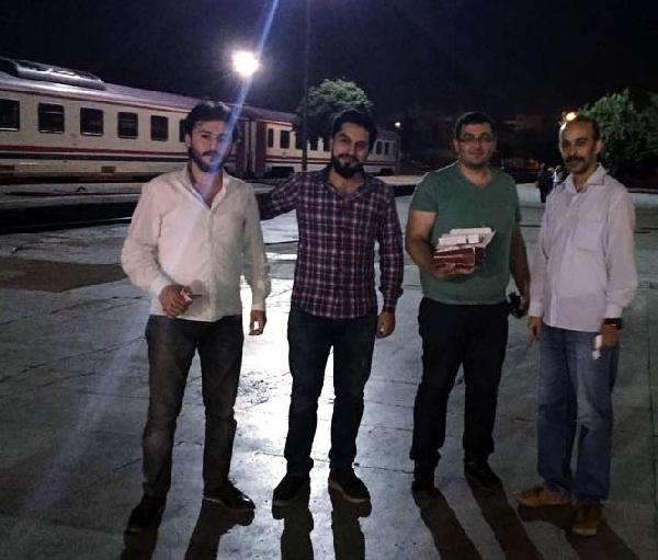 Ak Partili gençler bu kez de trende garında gül suyu ve lokum dağıttı