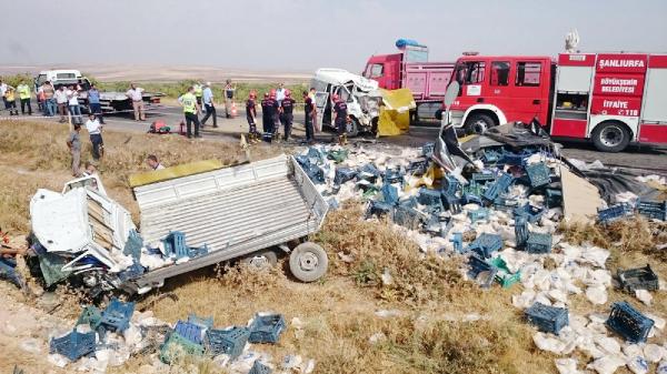 Şanlıurfa’da kamyonet ile minibüs çarpıştı: 2 ölü, 1 yaralı