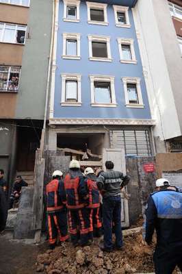 Beyoğlu'nda toprak altında kalan işçi kurtarıldı (2)