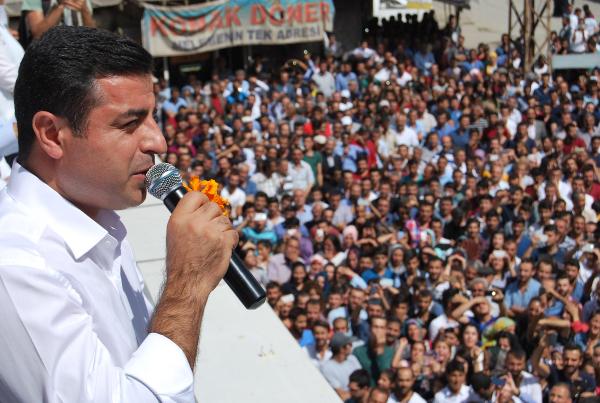 Demirtaş'tan TOBB'a 'bayrak yürüyüşü' tepkisi