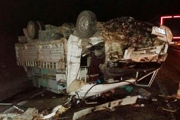 Kamyonetle otobüs çarpıştı: 1 ölü, 1 yaralı