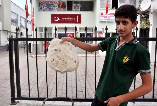 Iraklı Muhammed, gözleme satarak aile bütçesine katkı yapıyor