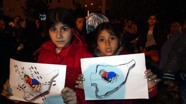 Syrians crave clearance with Aylan’s picture in hands in western border gate
